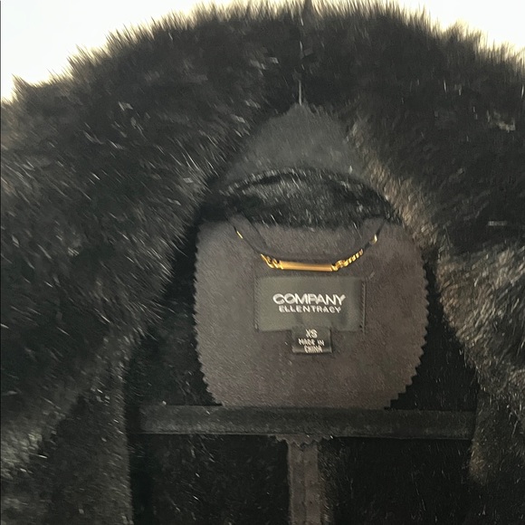 Chic Black Trench Coat with Faux Fur Trim - Picture 2 of 9